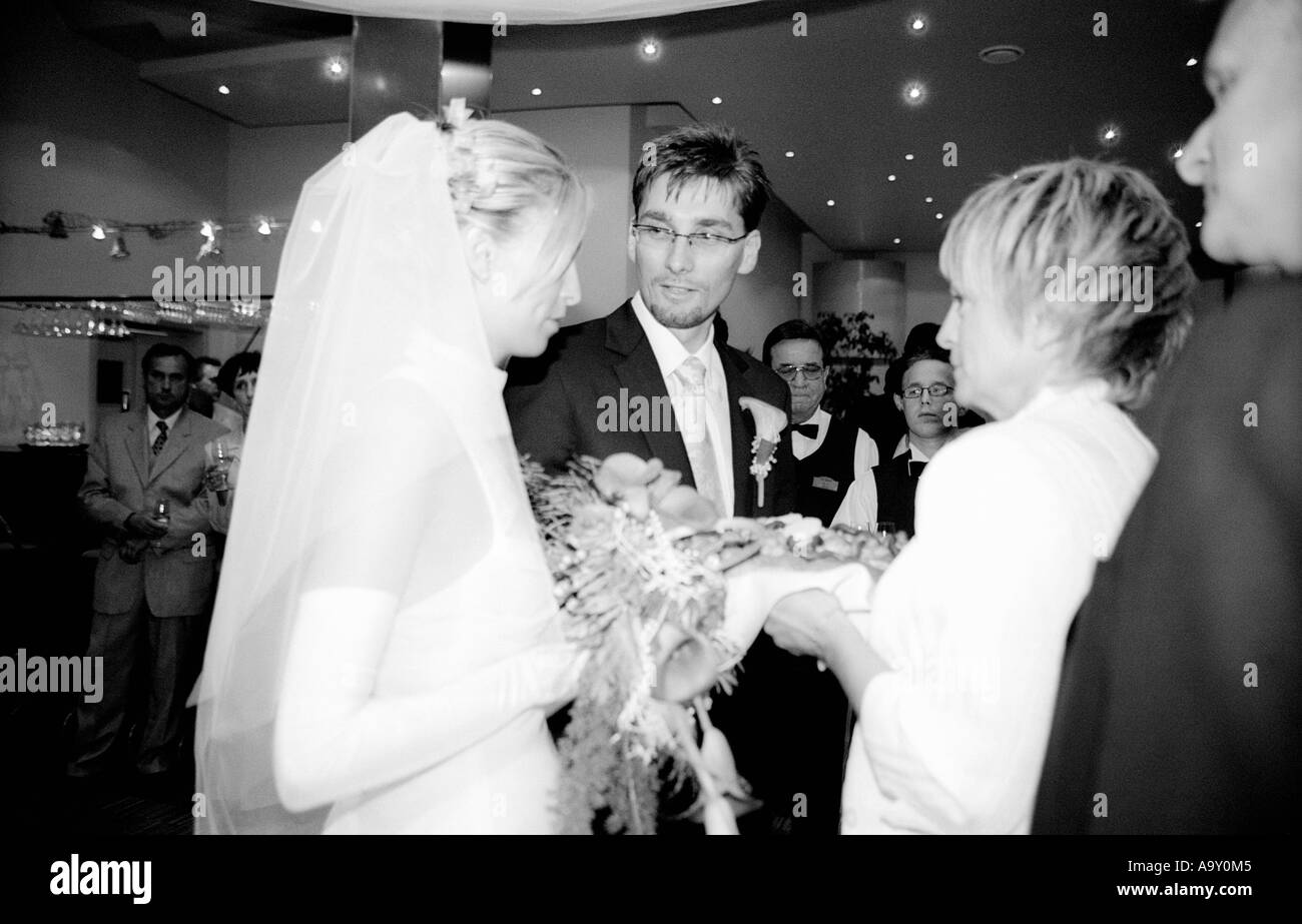 Polen, Lodz, Eltern begrüßte Braut und Bräutigam mit Brot und Salz bei der Hochzeitsfeier (B&W) Stockfoto