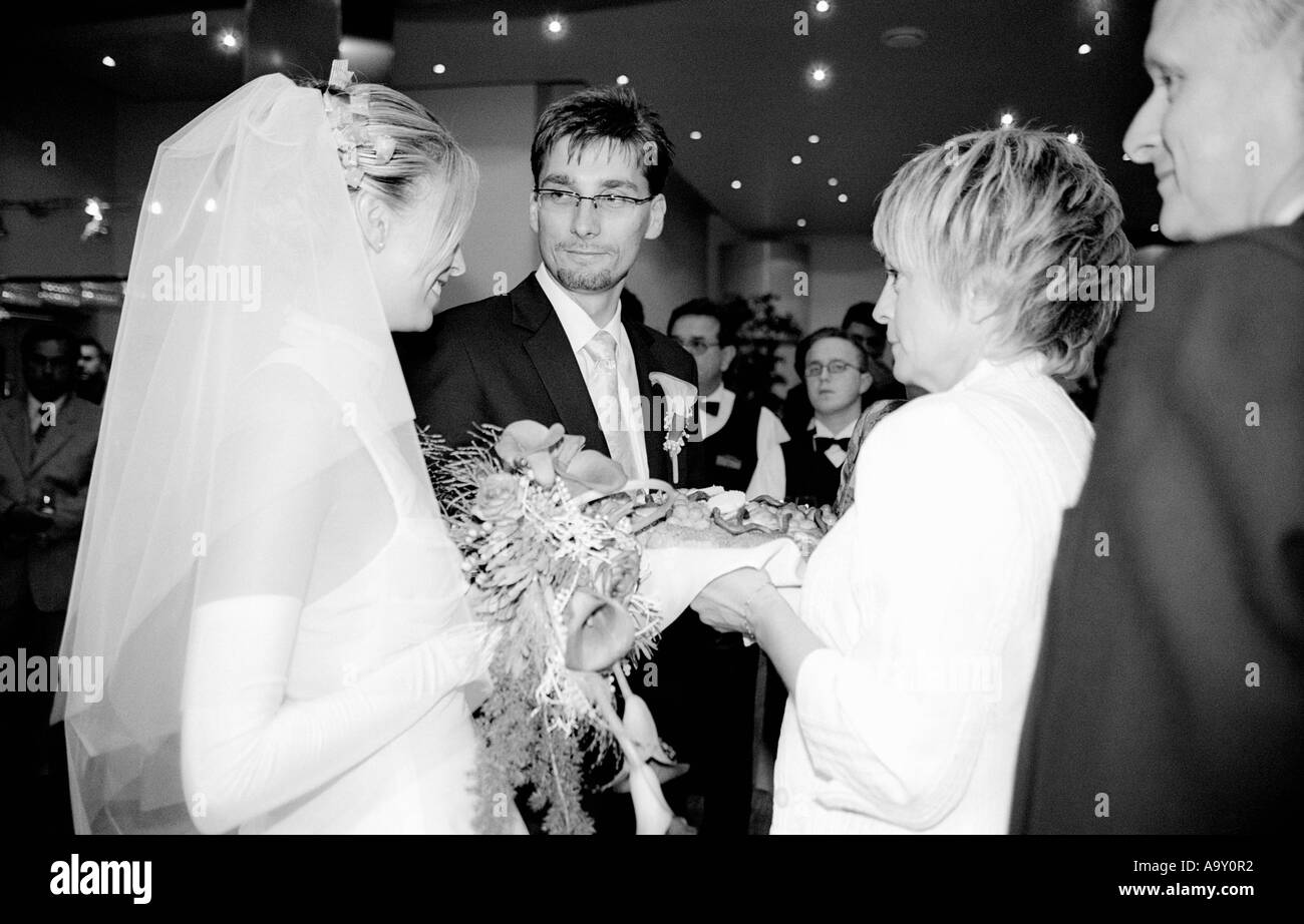 Polen, Lodz, Eltern begrüßte Braut und Bräutigam mit Brot und Salz bei der Hochzeitsfeier (B&W) Stockfoto