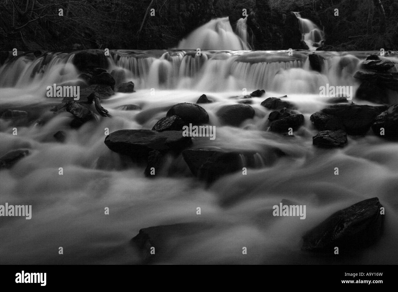 Wasserläufe unten eine kleine schottische brennen Erfassung der Bewegung mit einer langen Verschlusszeit Stockfoto