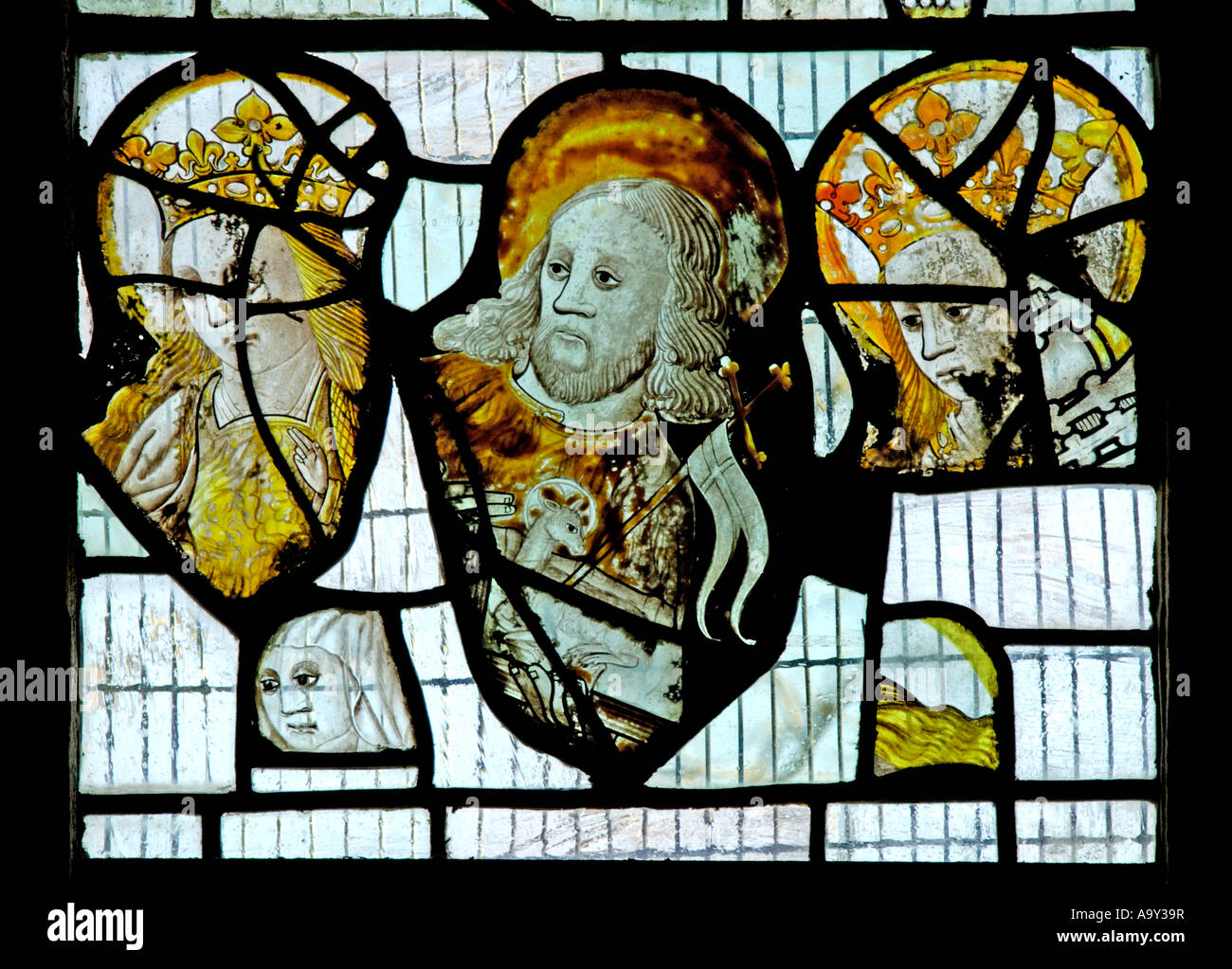 Detail vom Ostfenster zeigt die Jungfrau Maria, John the Baptist und anderen weiblichen Heiligen. Kirche des Heiligen Antonius, Baden-Baden fiel Stockfoto