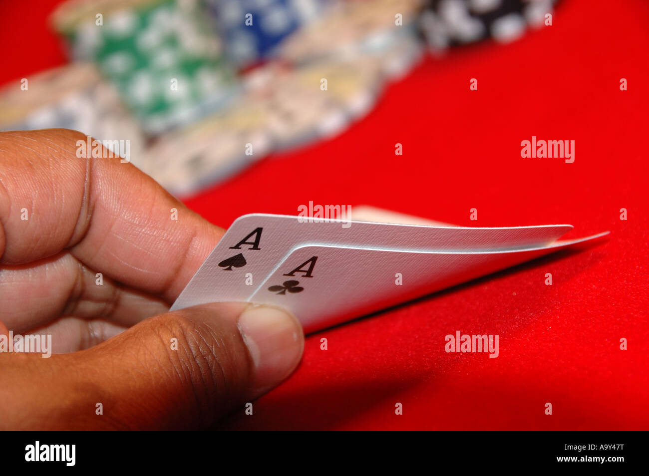 Pokerblatt mit Person, die Asse Stockfoto