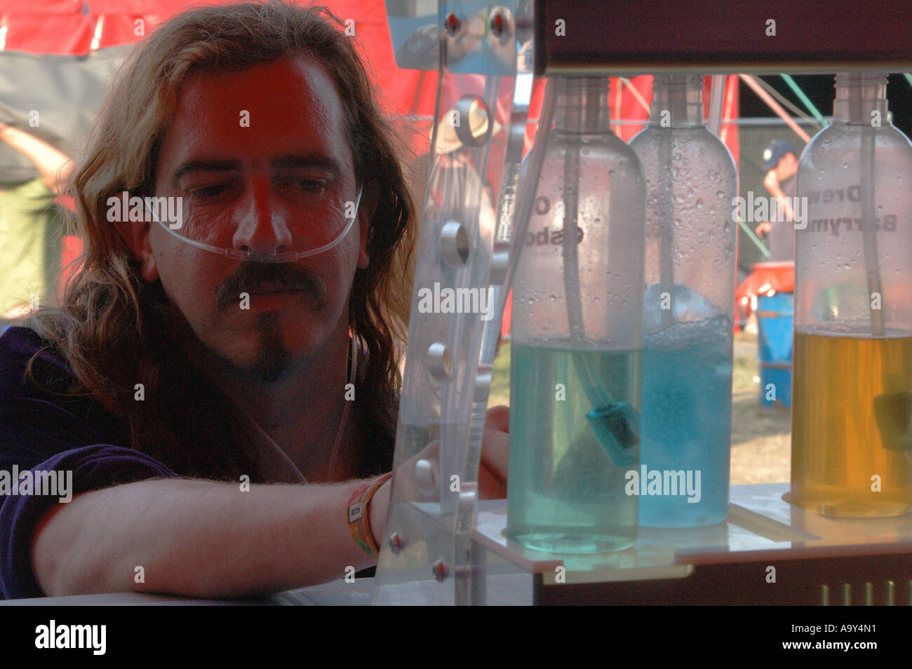 Mann Einatmen von Sauerstoff in einem Stall beim Glastonbury festival Stockfoto
