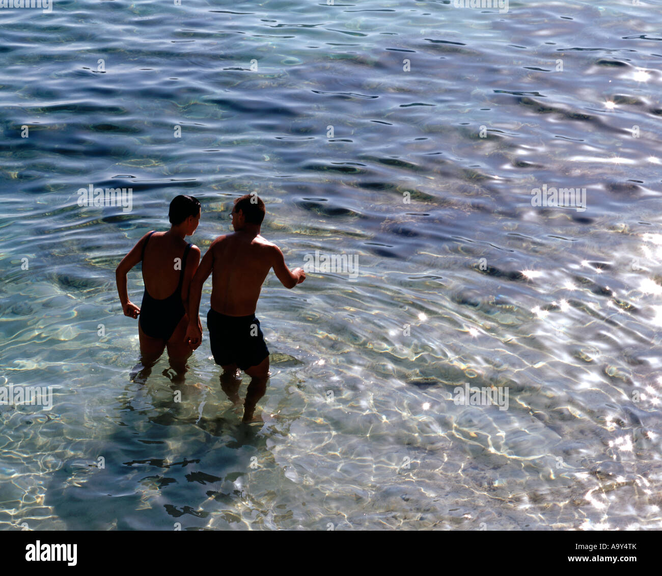 Paddeln im Meer am Strand Liebe, Kameradschaft, den Zustand des Seins mit jemandem, Beziehung, paar, Urlaub, Spanien, Mallorca Stockfoto