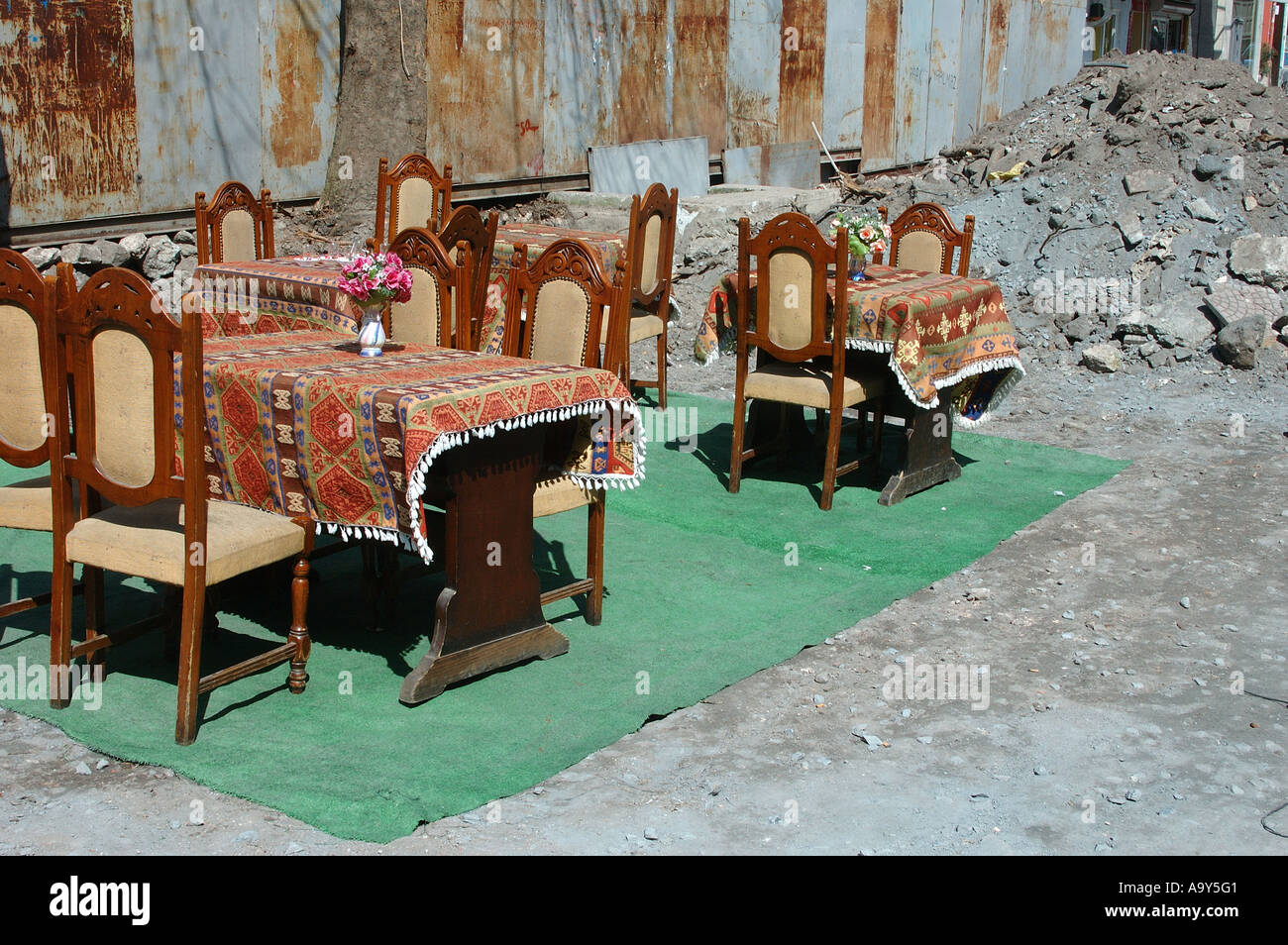 Café-Tische und Stühle auf einer unfertigen Straße, umgeben von Bauschutt, Sultanahmet-Viertel, Istanbul, Türkei Stockfoto