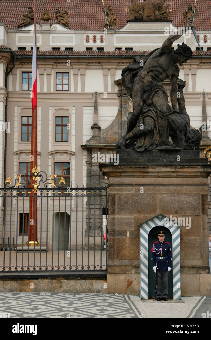 Ein Burgwache standhaft am Haupteingang zur Prager Burg in Tschechien Stockfoto