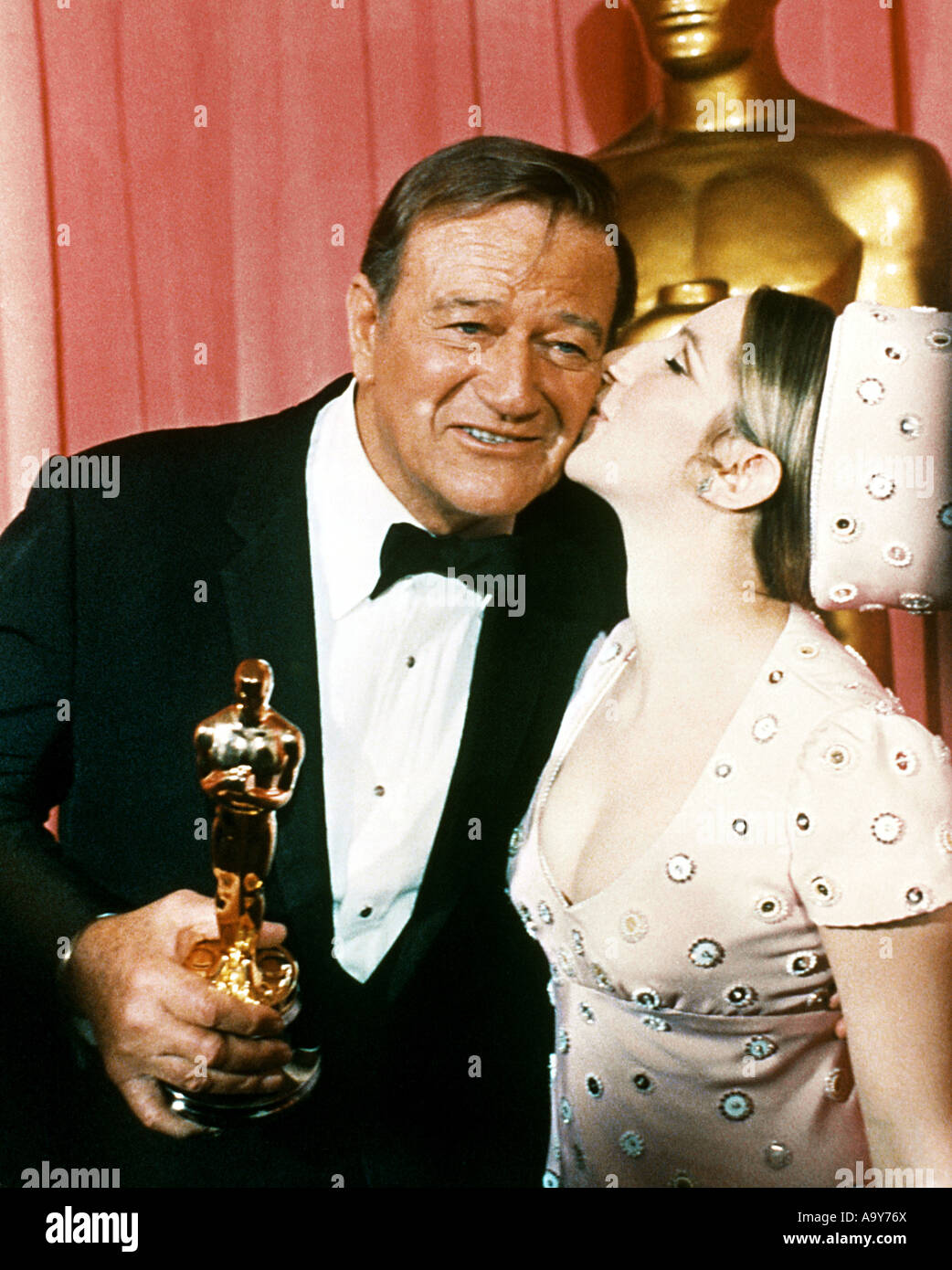 JOHN WAYNE ist von Barbra Streisand gratulierte nach Erhalt seiner Oscar für TRUE GRIT 1969 Stockfoto