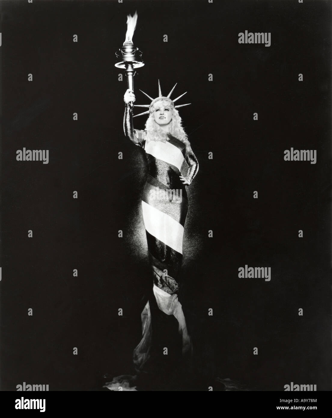 MAE WEST - USA Film Schauspielerin Psoing wie die Statue of Liberty Stockfoto