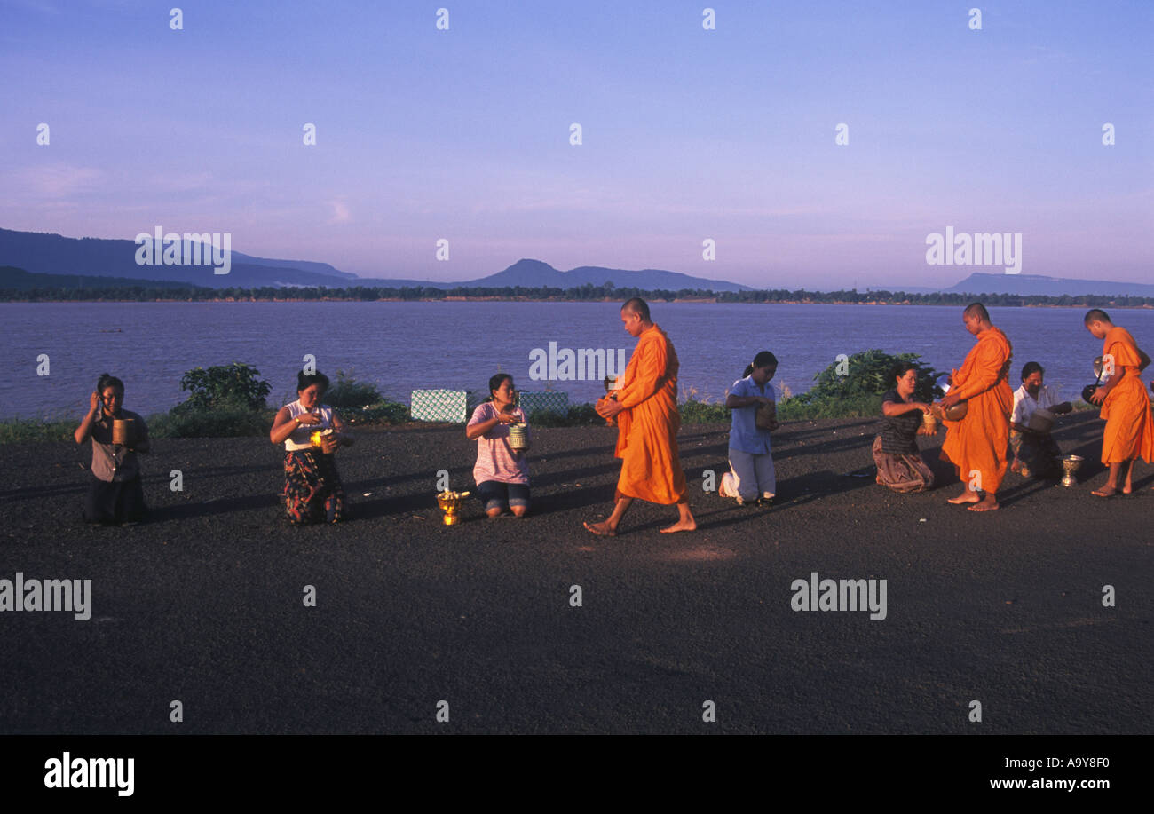 Laos in Südostasien junge Mönche sammeln von Almosen Pakse Südlaos Stockfoto