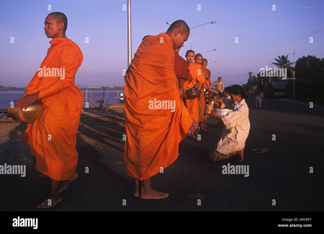 Laos in Südostasien junge Mönche sammeln von Almosen Pakse Südlaos Stockfoto