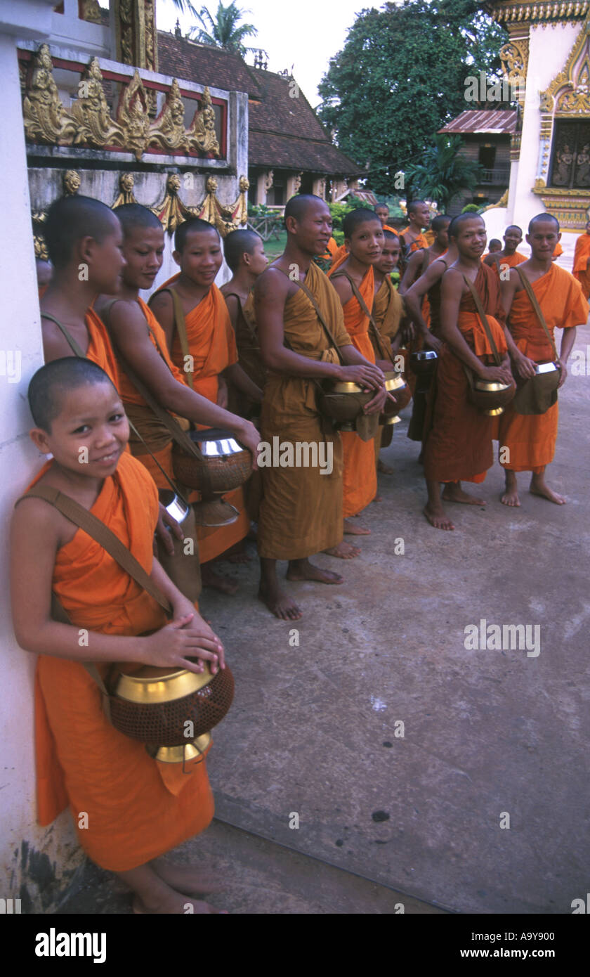 Laos in Südostasien junge Mönche sammeln von Almosen Pakse Südlaos Stockfoto