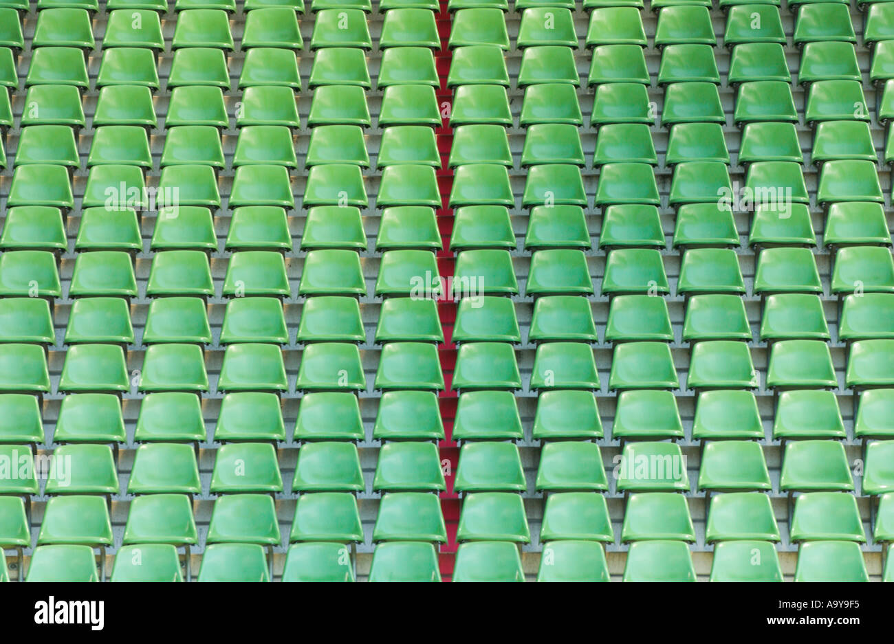 leere grüne Plätze in einem Fußballstadion Stockfoto