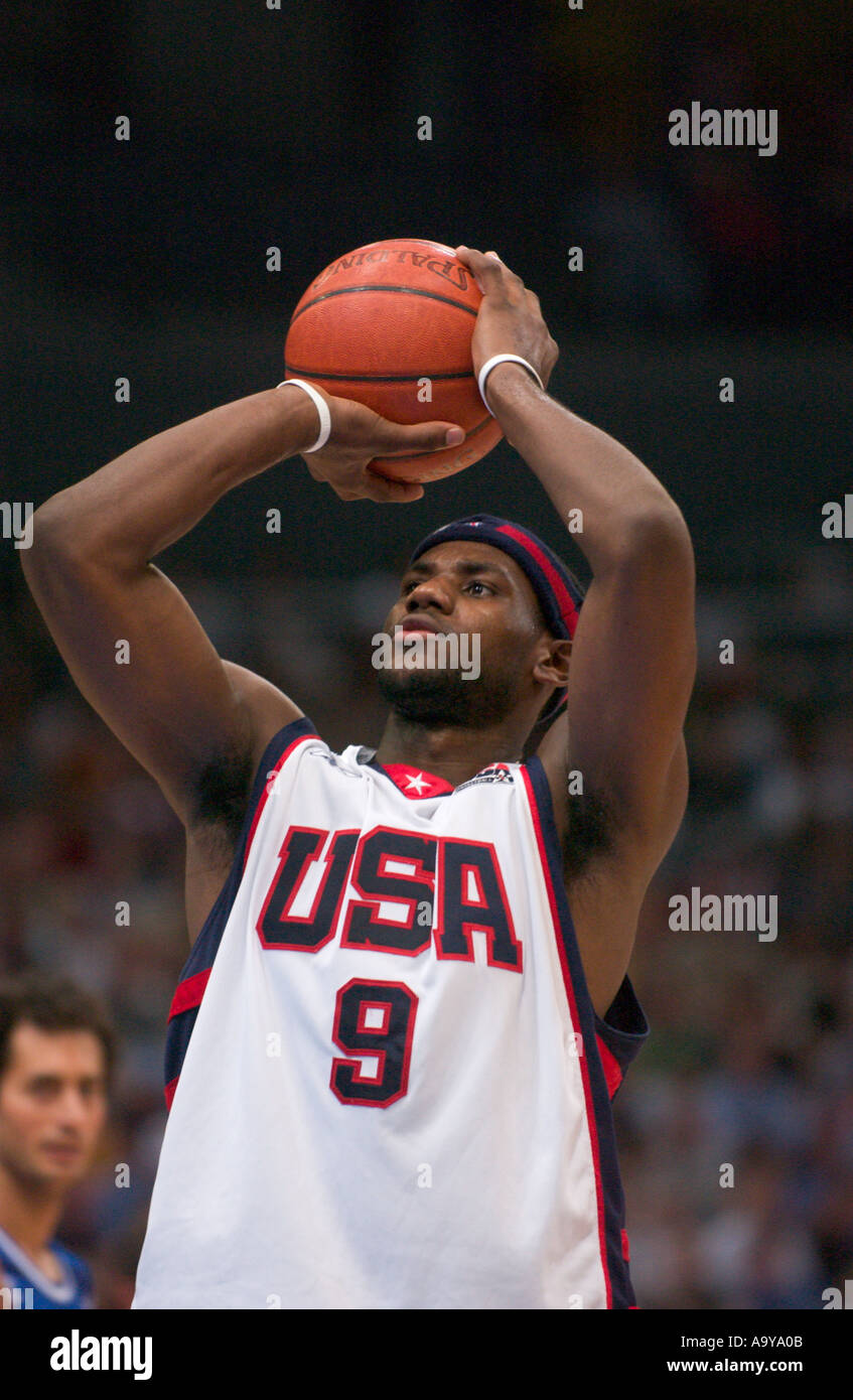 LeBron James spielt für die US-Nationalmannschaft versucht, eine kostenfreie 2004 Werfen Stockfoto