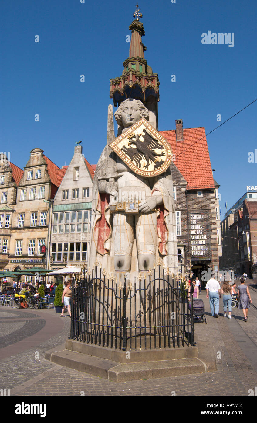 Roland-Statue in der Innenstadt von Bremen am Marktplatz Marktplatz mit historischen Gebäuden Stockfoto