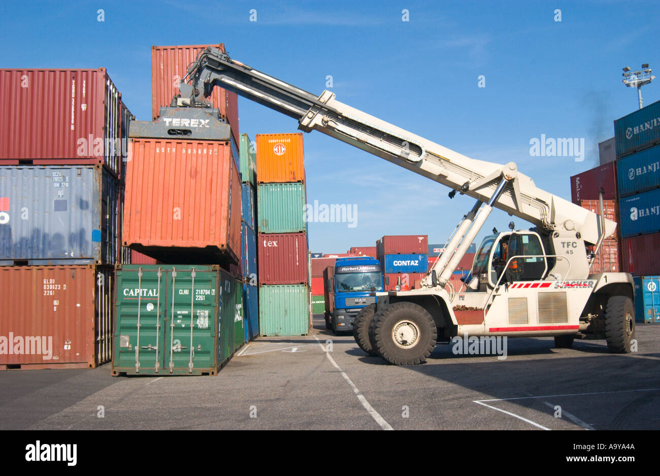 Lifter-Lader bewegen Frachtcontainer in Container-Terminals Stockfoto