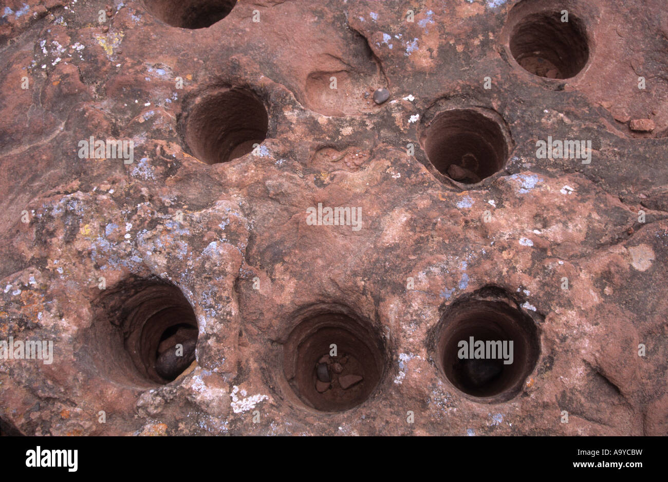 Pre-Columbian Mörtel Löcher in Fels gehauen, Talampaya Nationalpark, Argentinien Stockfoto
