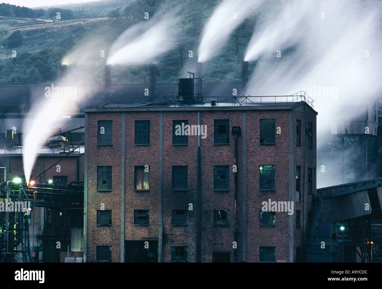 Walisische-Industrie in Wales in Großbritannien im Vereinigten Königreich Großbritannien. Fabrik industrielle Mühle Rauchverunreinigung verschmutzen Rauchen Stockfoto