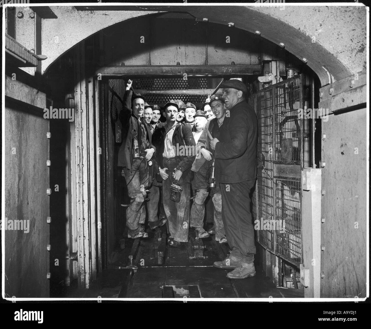 Bergleute In einem Aufzugsschacht Stockfoto