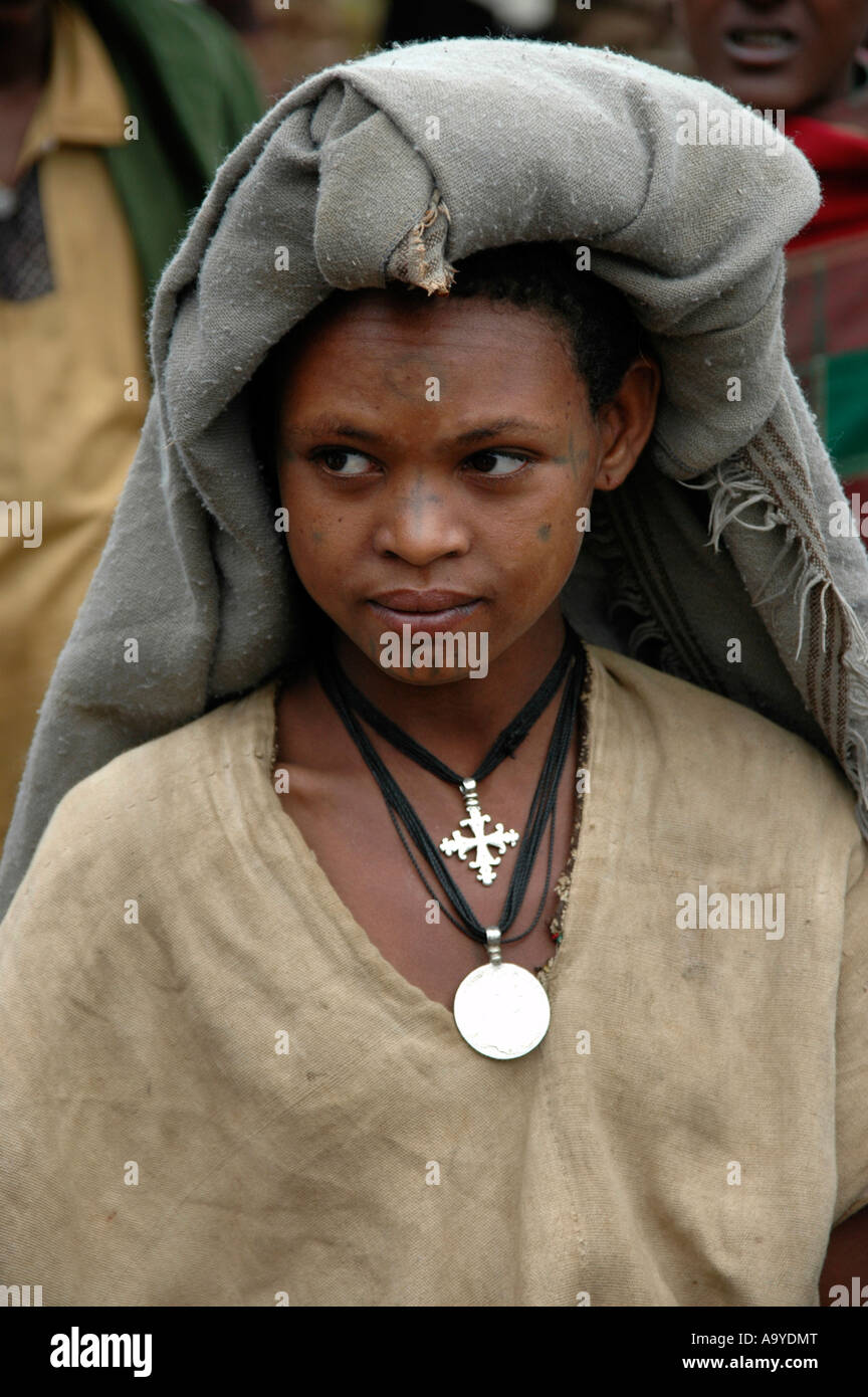 Junge Dame mit einer Tätowierung tragen ein Kreuz und eine Maria Theresia Münze Bahir Dar, Äthiopien Stockfoto