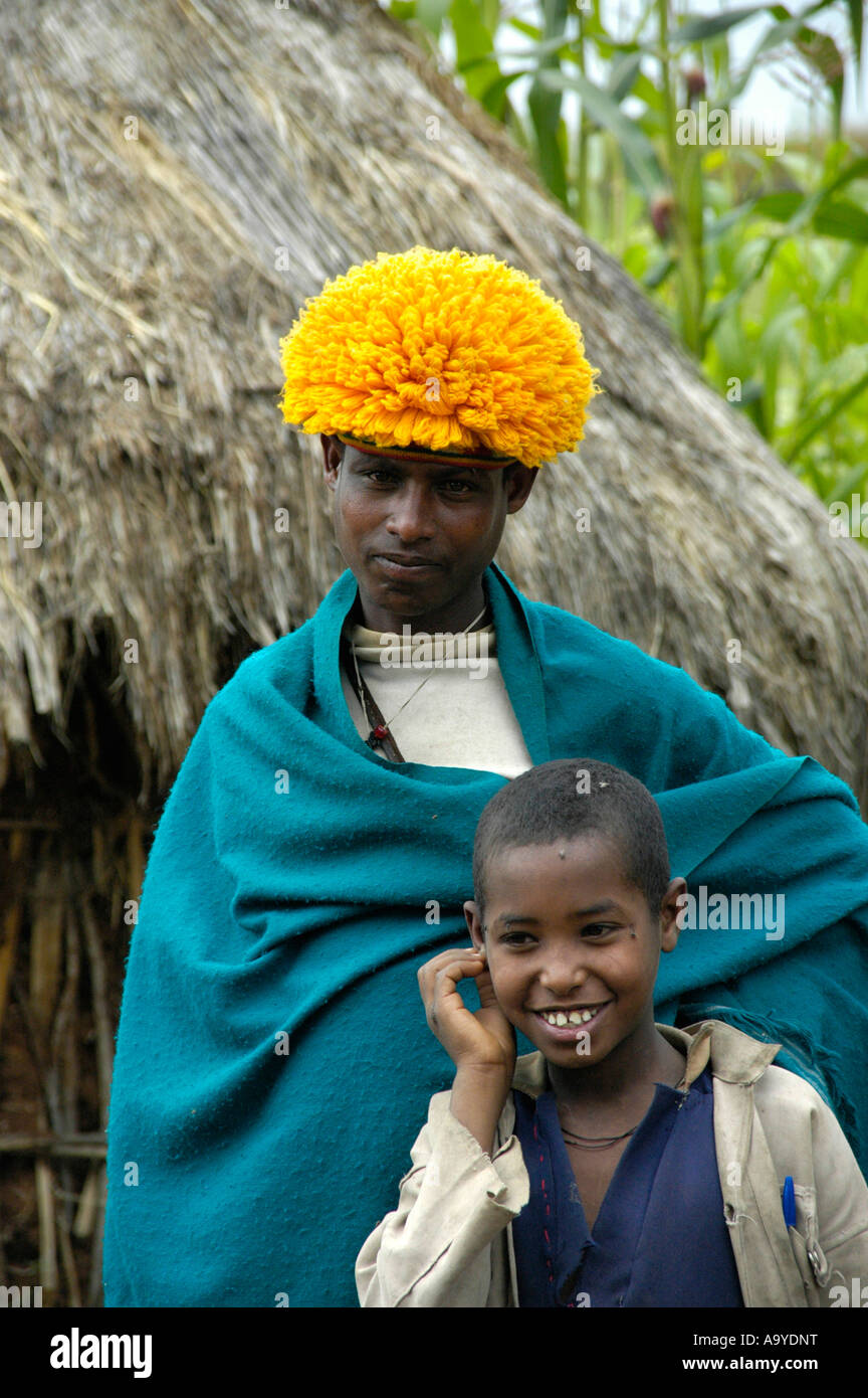 Schüler einer Schule Priester mit gelben Hut in der Nähe von Bahir Dar, Äthiopien Stockfoto