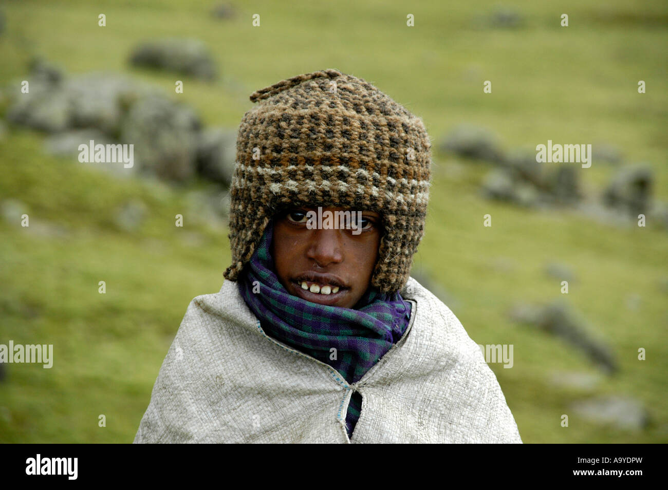 Jungen tragen eine warme Mütze und Umhang in den Semien Bergen in der Nähe von Debark Äthiopien Stockfoto