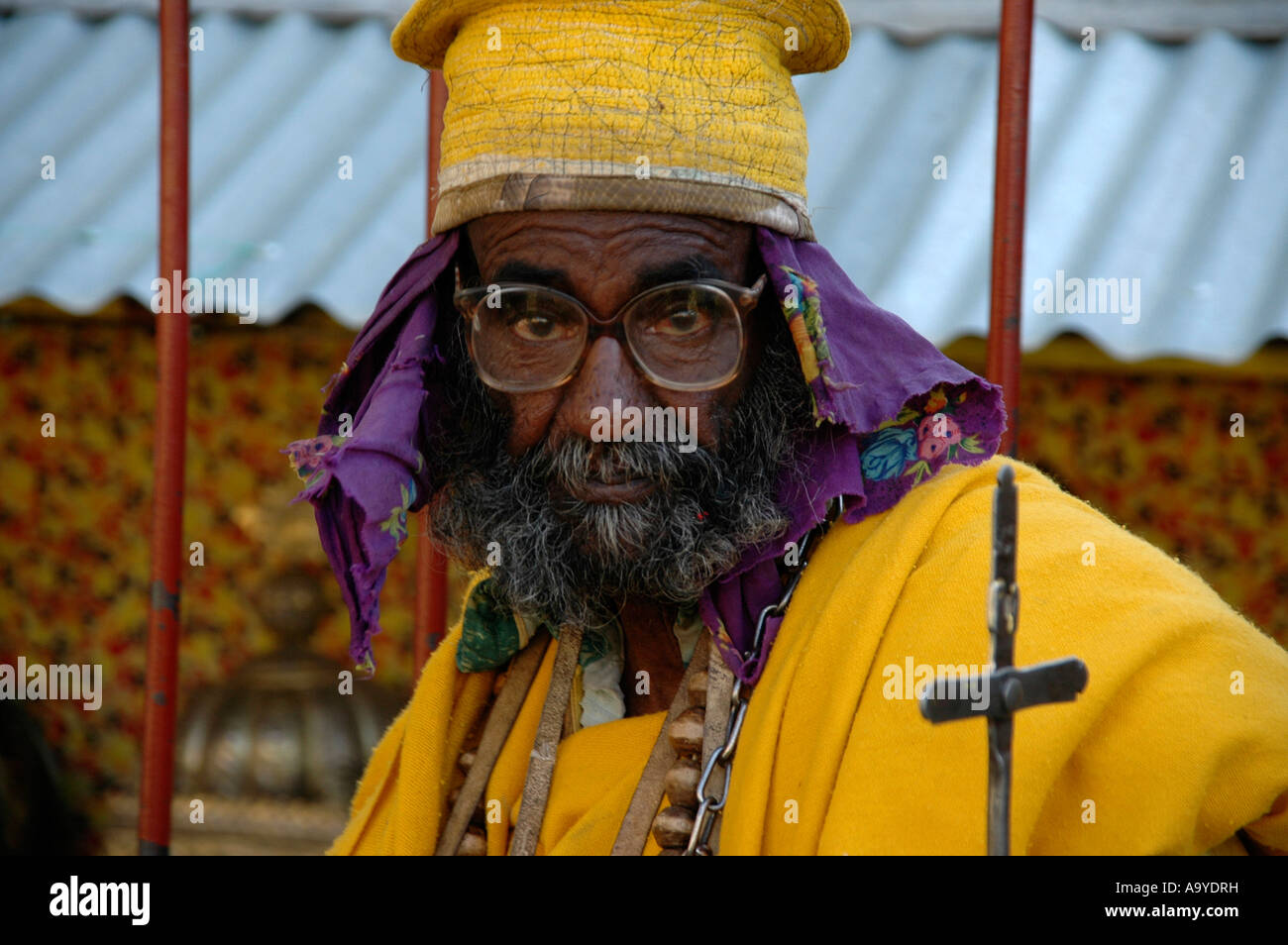Charakter alter Priester in gelben Umhang mit Brille alte Kathedrale Aksum Äthiopien Stockfoto