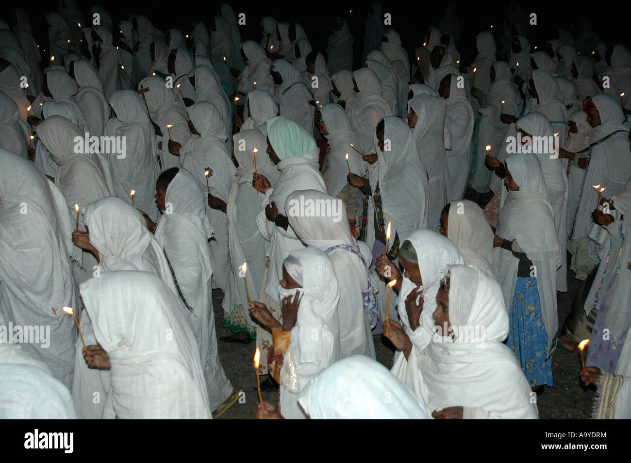 Prozession in der Nacht der Ethiopiean orthodoxen Gläubigen in weißen Umhänge mit Kerzen Aksum Äthiopien Stockfoto
