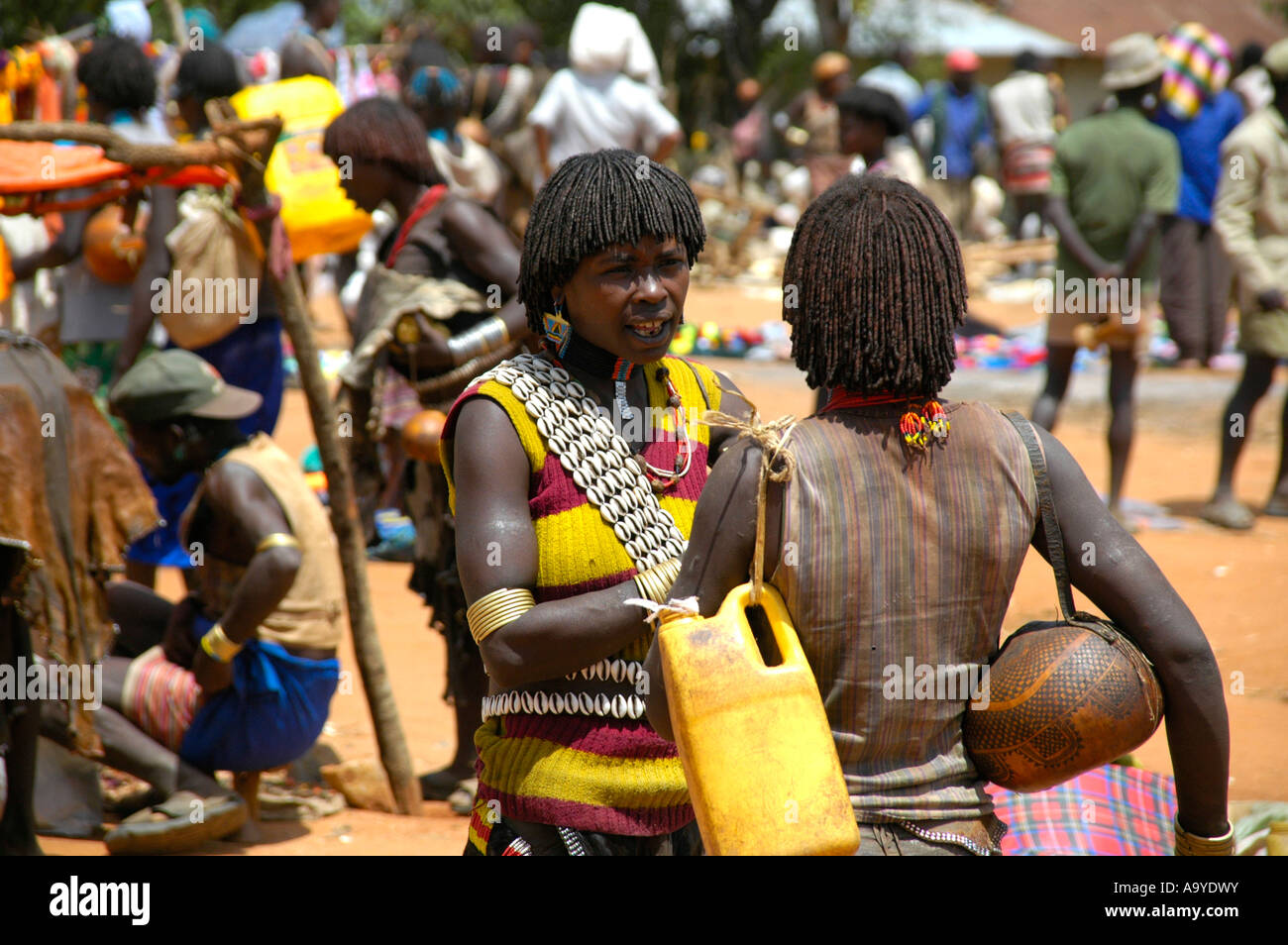 Bunt gekleidete Frauen während des Gesprächs Markt Keyafer Äthiopien Stockfoto