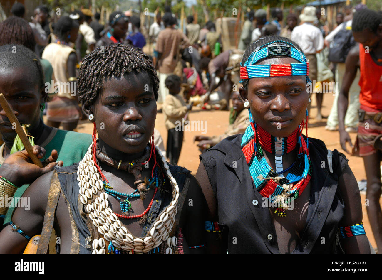 Zwei junge Frauen mit bunten Halsketten und Schmuck-Markt von Keyafer Äthiopien Stockfoto