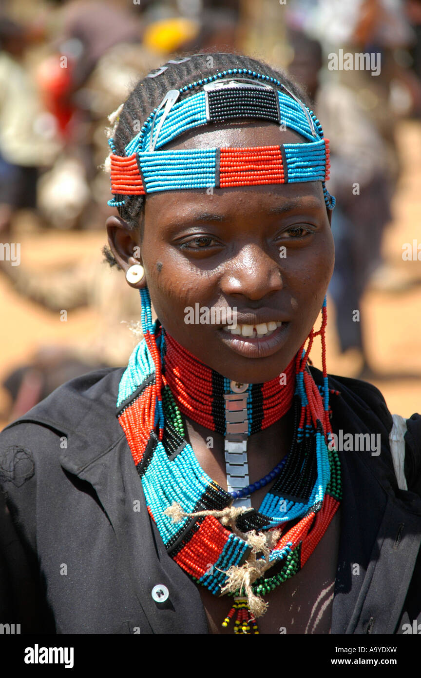 Junge Frau mit bunten Halsketten und Schmuck-Markt von Keyafer Äthiopien Stockfoto