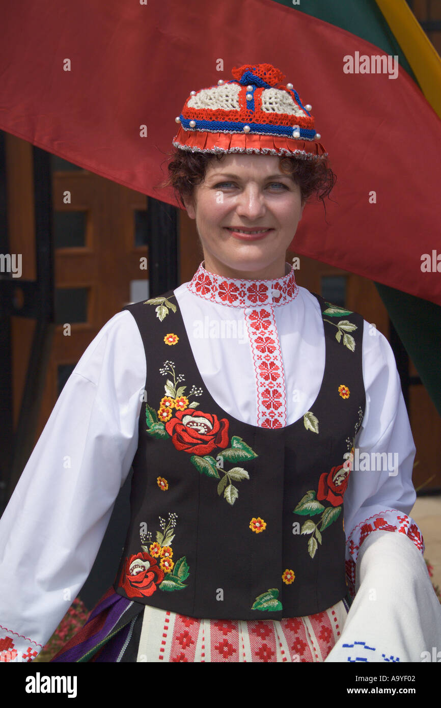 Frau im lettischen Kostüm Stockfoto