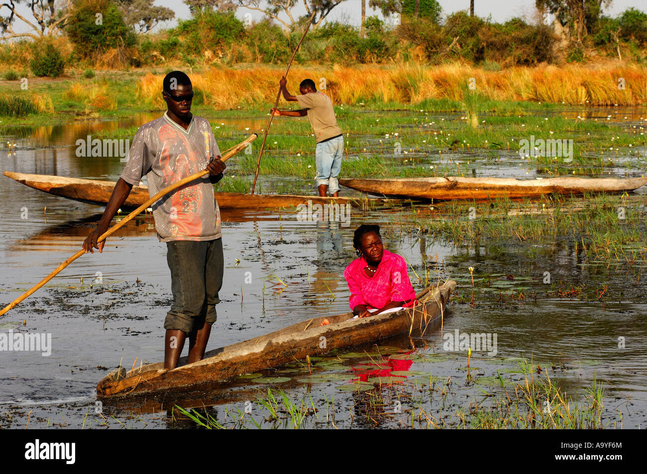 Menschen Vor Ort Bayei In Der Tradiional Mokoro Einbaum Boot Okavango Delta Okavango Swamp Botswana Stockfotografie Alamy