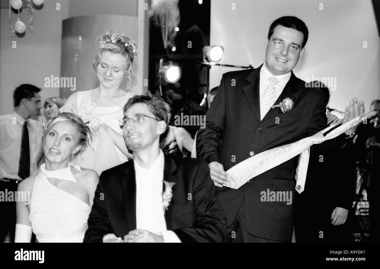 Polen, Lodz, Braut und Bräutigam mit Gästen auf Hochzeitsparty (B&W) Stockfoto