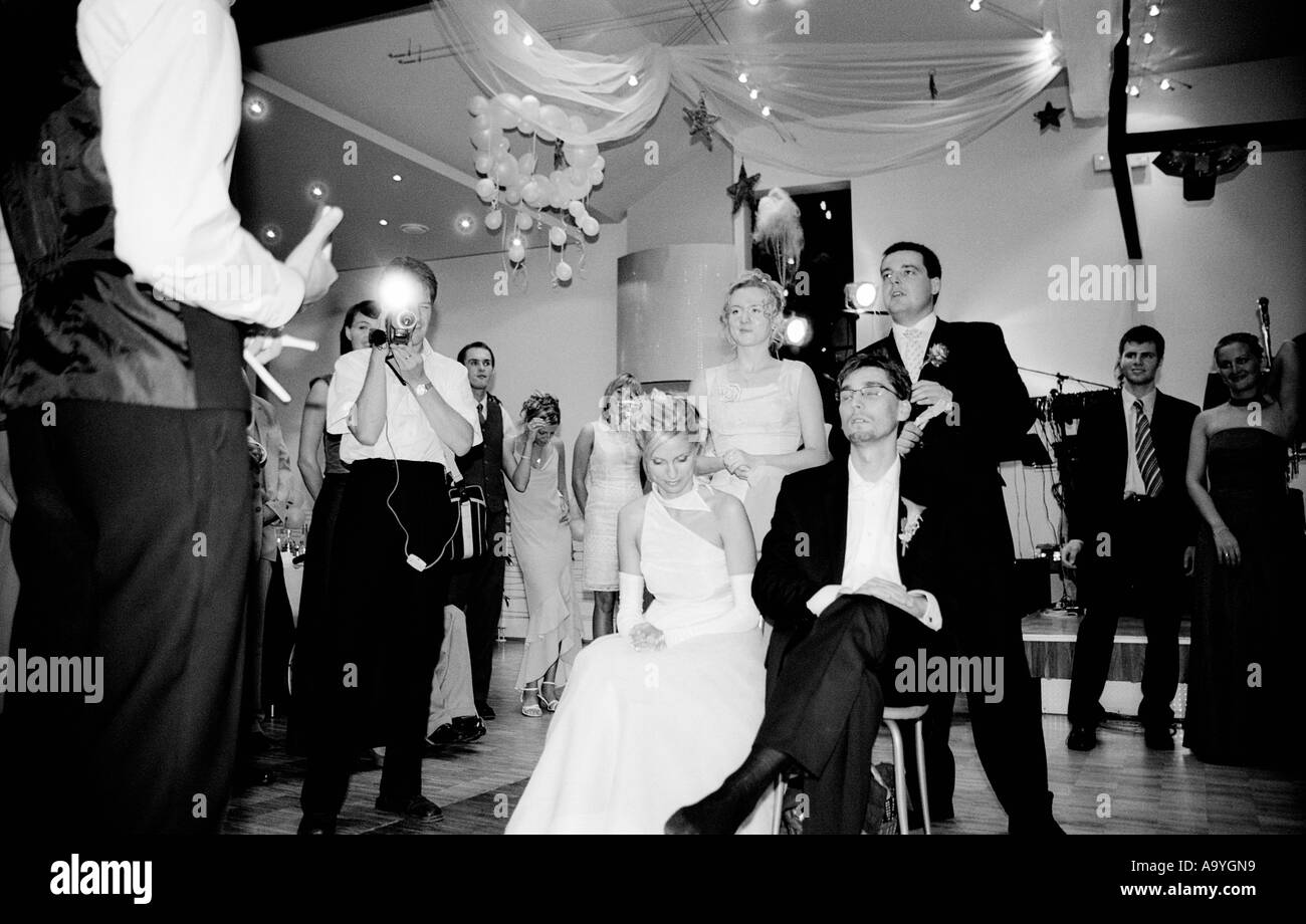 Polen, Lodz, Fotograf klicken auf Bilder von Braut und Bräutigam auf Hochzeitsparty (B&W) Stockfoto