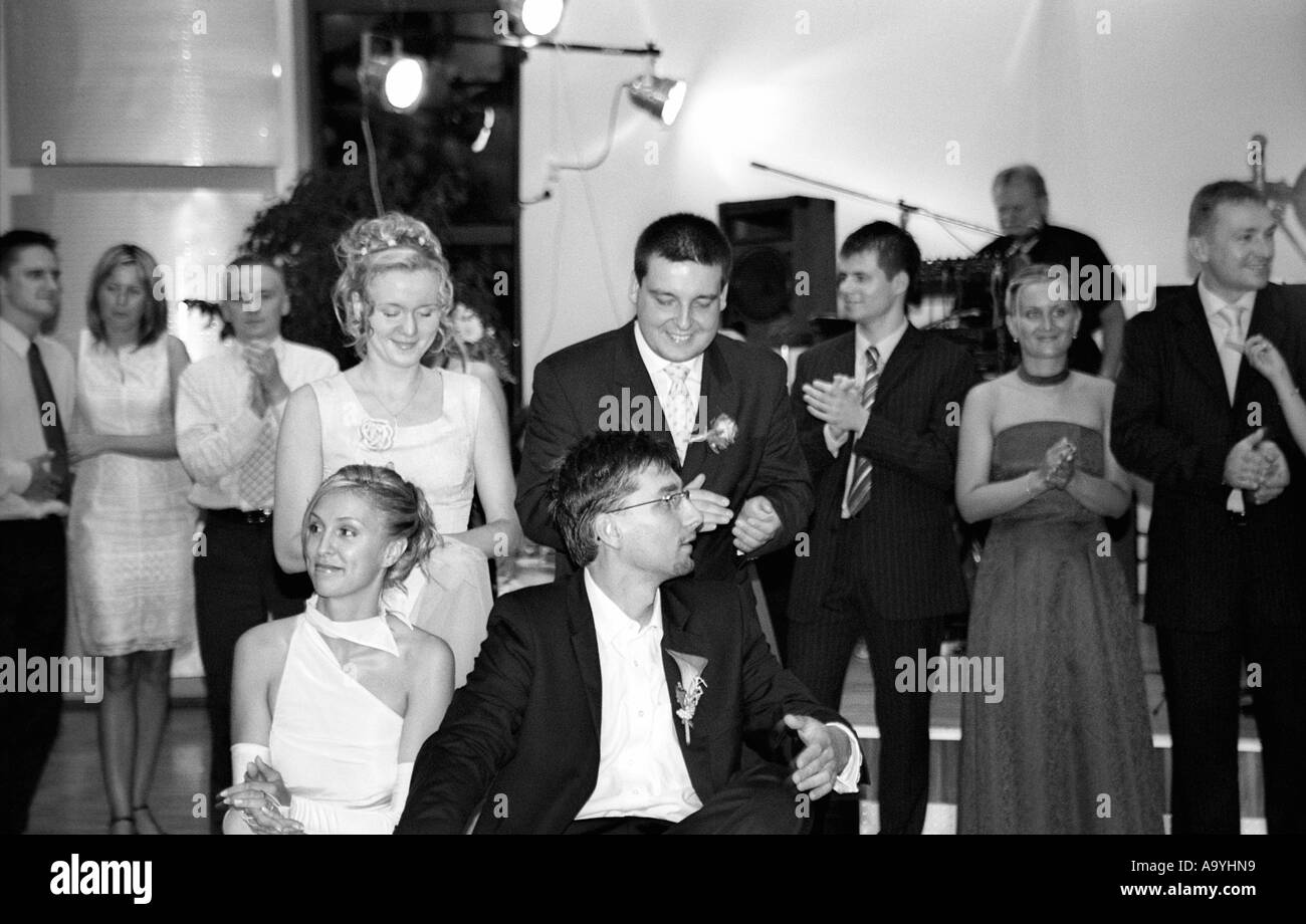 Polen, Lodz, Braut und Bräutigam mit Gästen auf Hochzeitsparty (B&W) Stockfoto
