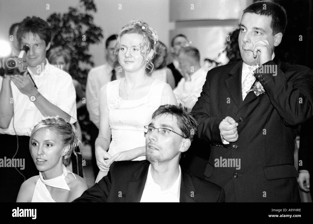 Polen, Lodz, Braut und Bräutigam mit Gästen auf Hochzeitsparty (B&W) Stockfoto