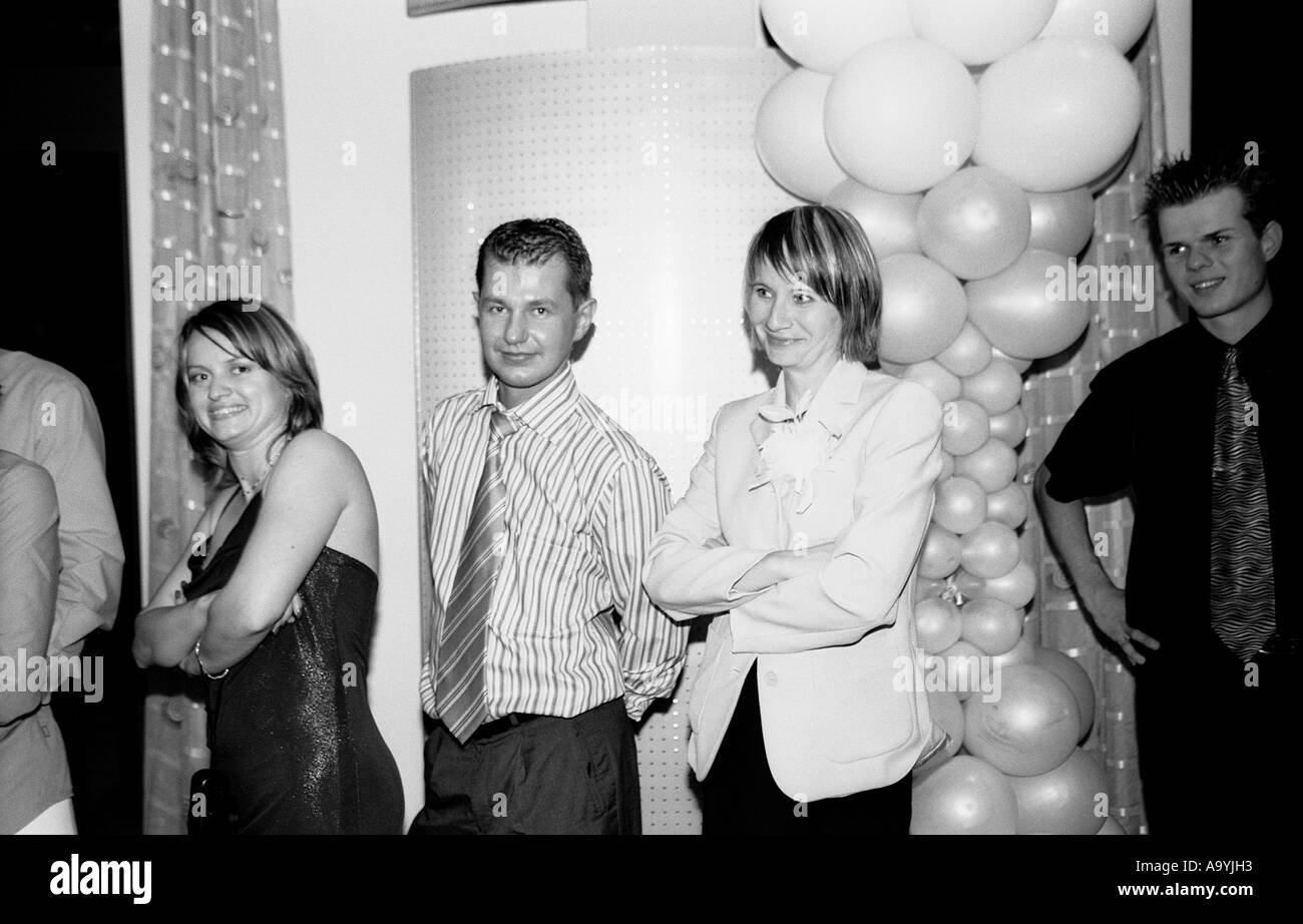 Polen, Lodz, Gäste genießen auf Party, Porträt (B&W) Stockfoto