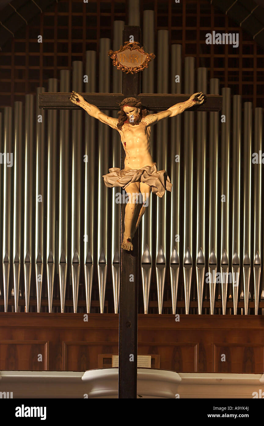 Jesus am Kreuz vor der Orgel in der Kirche Sant´Andrea, Levanto, Cinque Terre, Ligurien, Italien Stockfoto