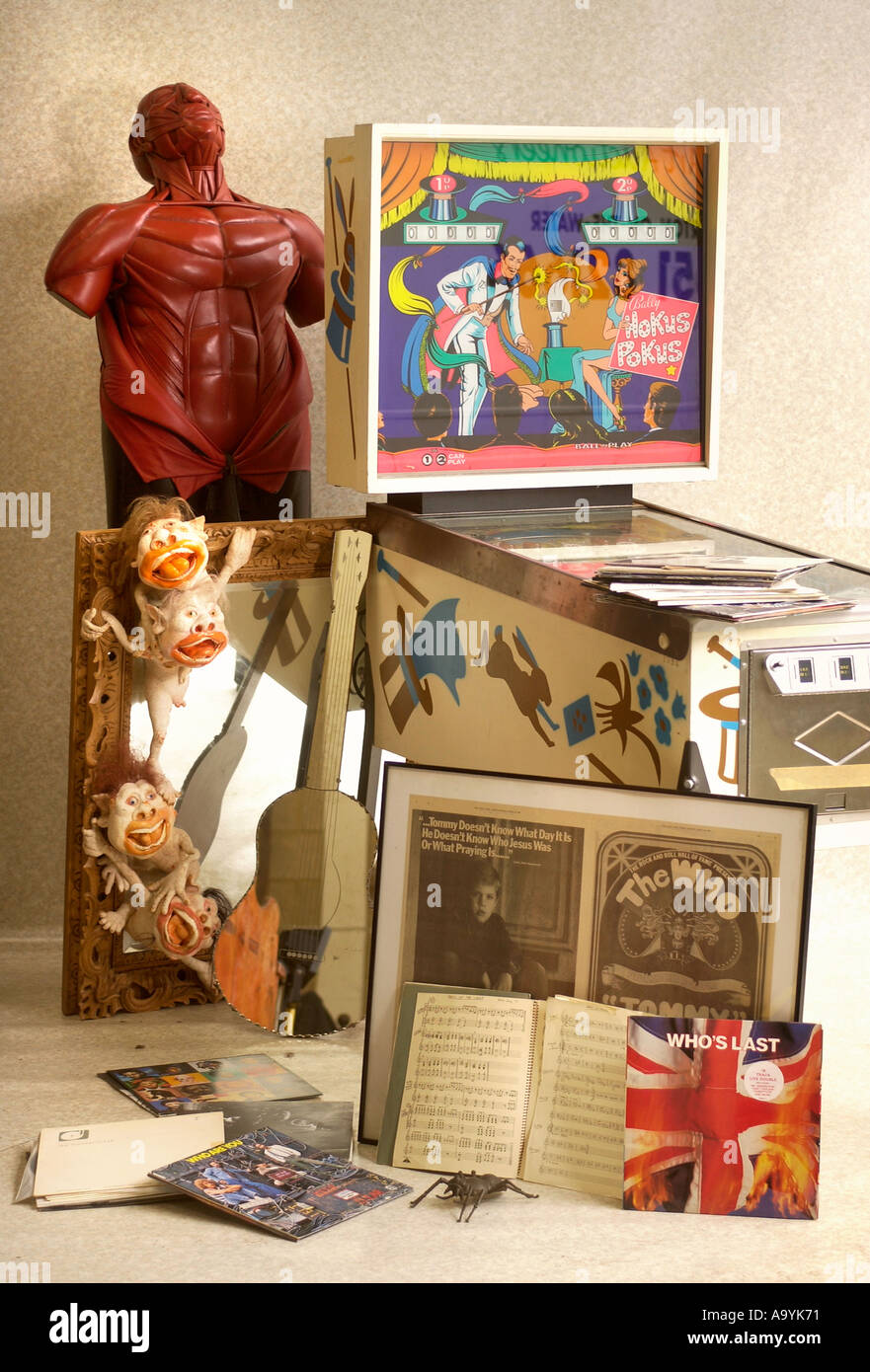 Re Humberts in Bourton auf dem Wasser halten, die einen Verkauf von Produkten aus dem Hause der späten Rock-Gitarrist John Entwistle Stockfoto