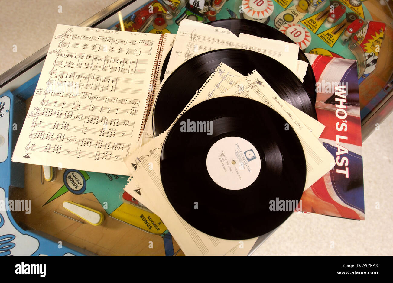 Re Humberts in Bourton auf dem Wasser, die einen Verkauf von Produkten aus dem Hause der späten Rock-Gitarrist John Entwistle halten, die Stockfoto