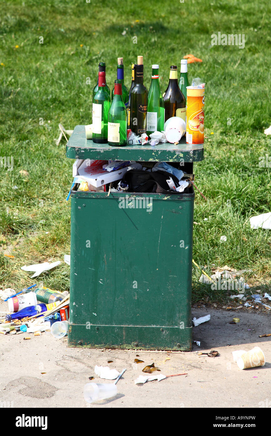 Mülleimer voll mit leeren Flaschen Stockfotografie - Alamy