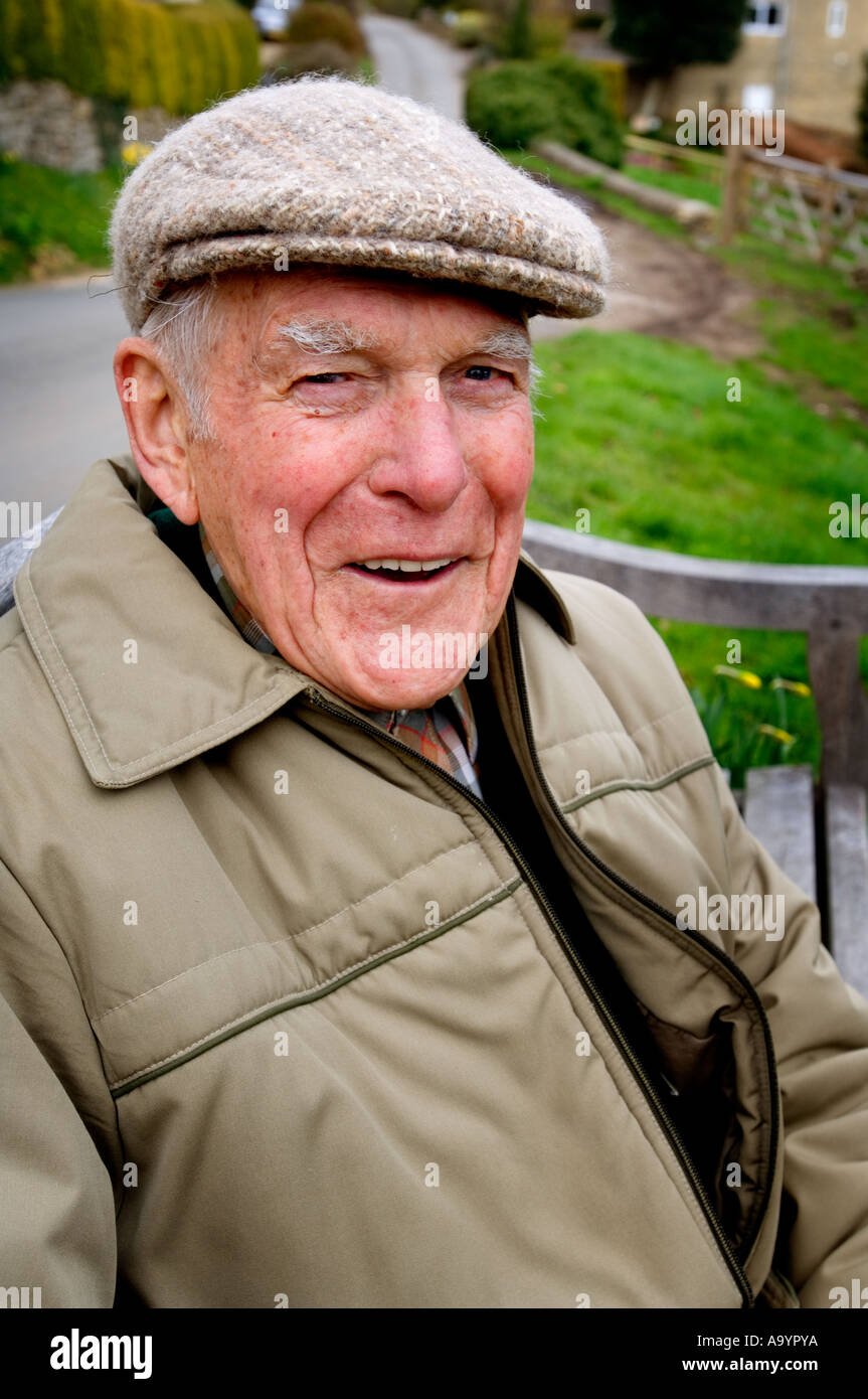 Jim Fern, bekannt als Little Jim in Cidre mit Rosie von Laurie Lee sitzen auf einer Bank in Slad, Gloucestershire Stockfoto