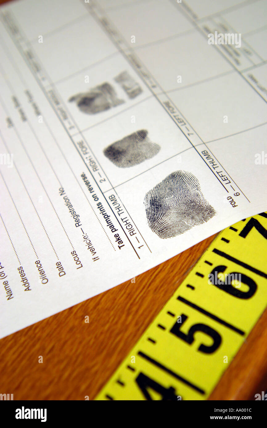 Ein Polizei Fingerabdruck Teil mit dem Finger eindrücken Tinte auf dem  Papier neben einem Tatort Lineal Stockfotografie - Alamy