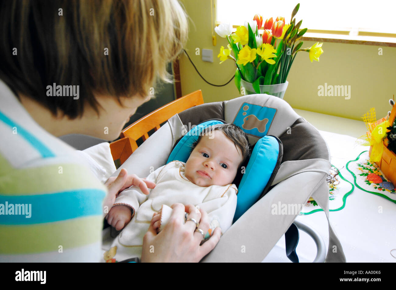 Polen, Mutter spielen mit Neugeborenen Baby (0-3 Monate), Nahaufnahme, Porträt Stockfoto