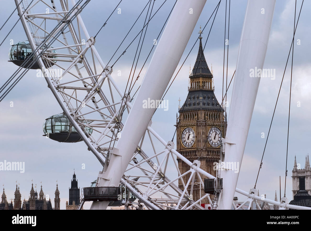 Blick durch die Millennium Wheel, Big Ben von Londons South Bank Stockfoto