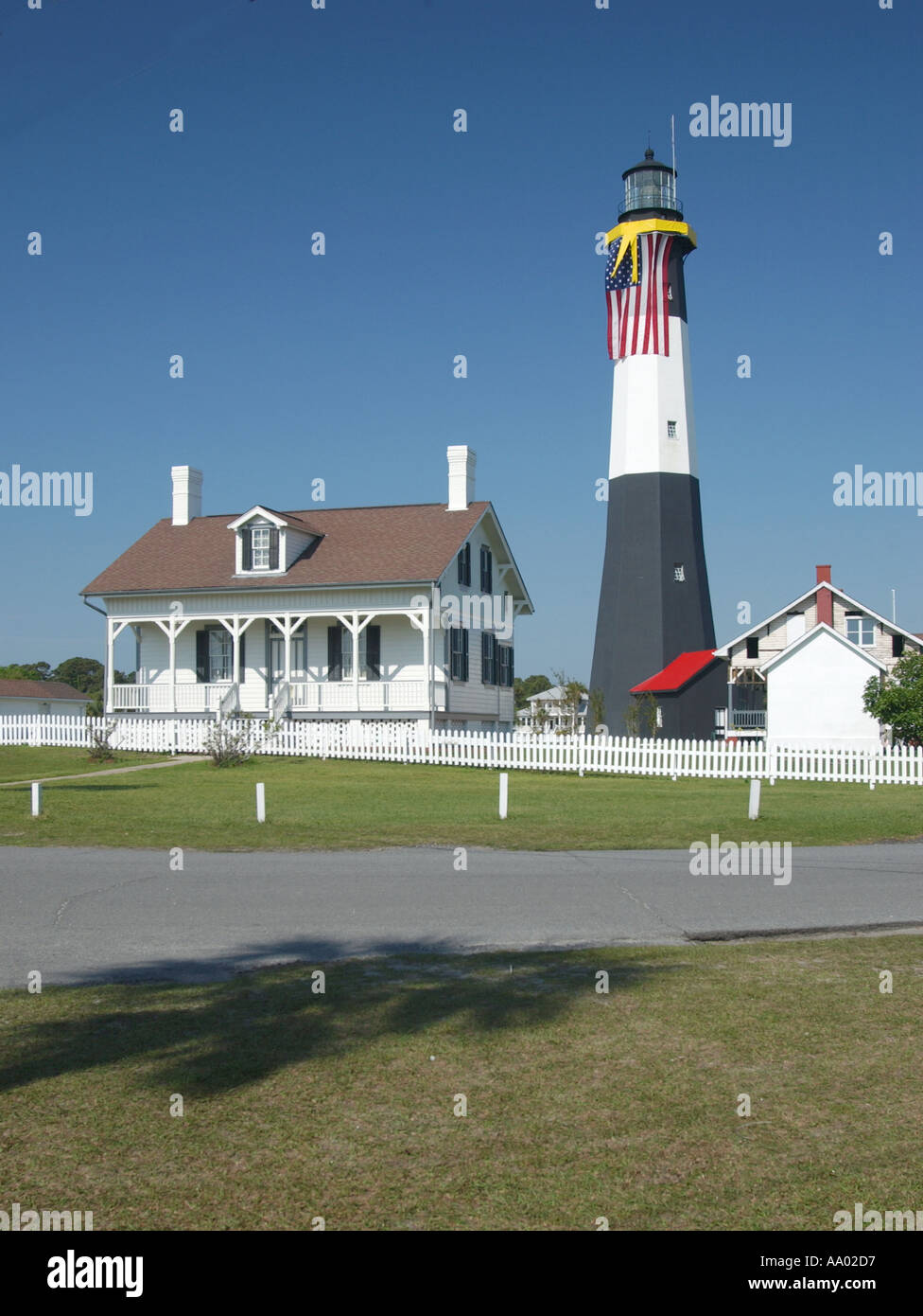 Tybee Island Lighthouse, ein berühmtes Wahrzeichen der Küste, hoch oben am blauen Himmel auf Tybee Island, Georgia, USA. Stockfoto