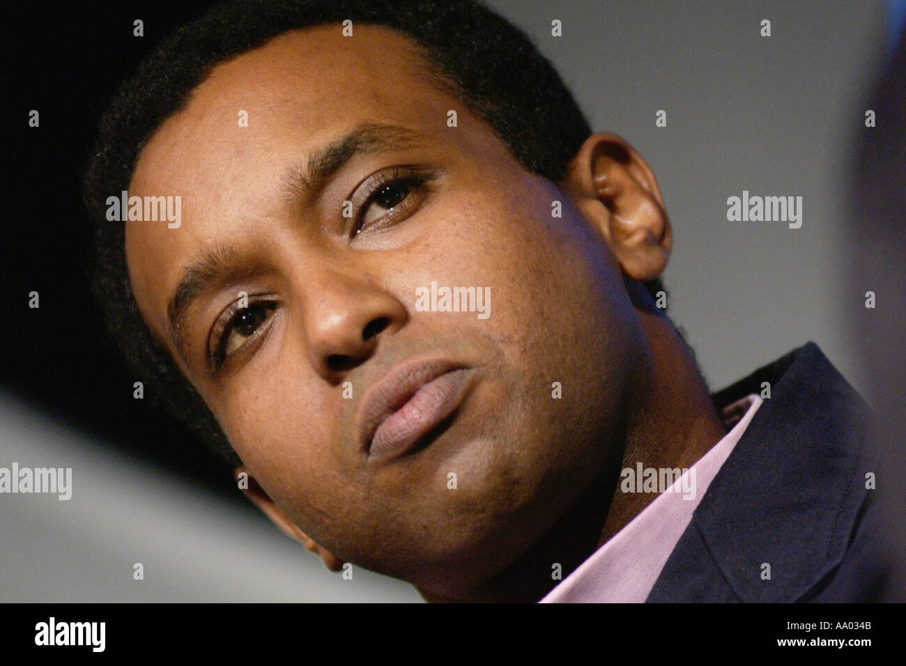 Somalische geboren British broadcast Journalist und Autor Rageh Omaar abgebildet bei Hay Festival 2003 Hay on Wye Powys Wales UK Stockfoto