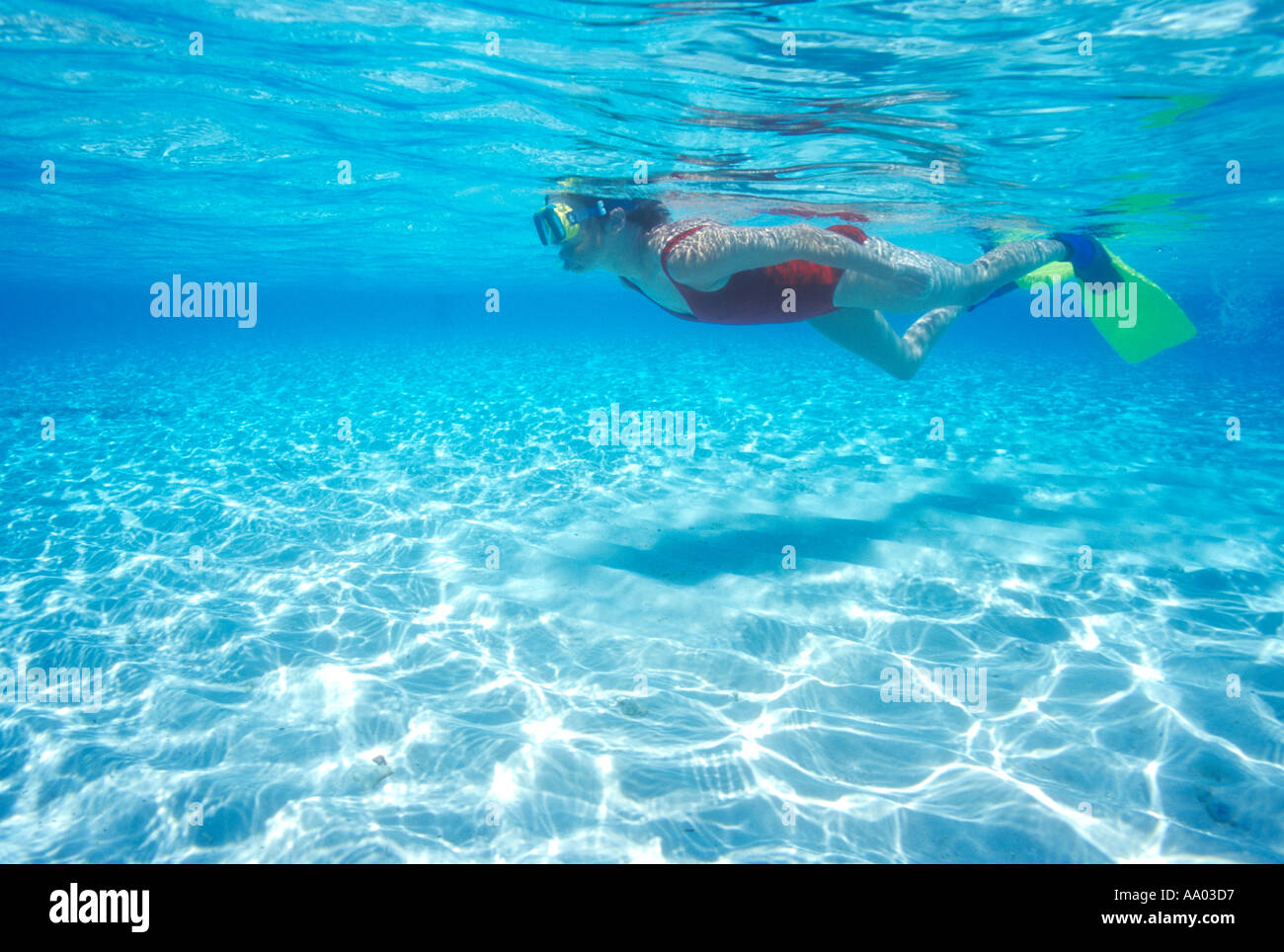 Schnorcheln im klaren Flachwasser Nord Male Atoll Malediven Modell Frau veröffentlichte Bild Stockfoto