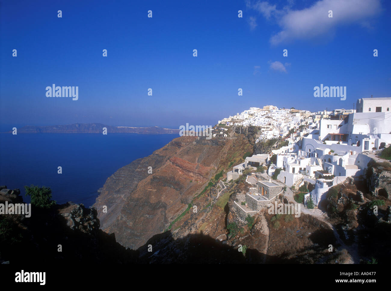 Weiße Häuser auf der Klippe auf der Insel Santorini in Griechenland Stockfoto