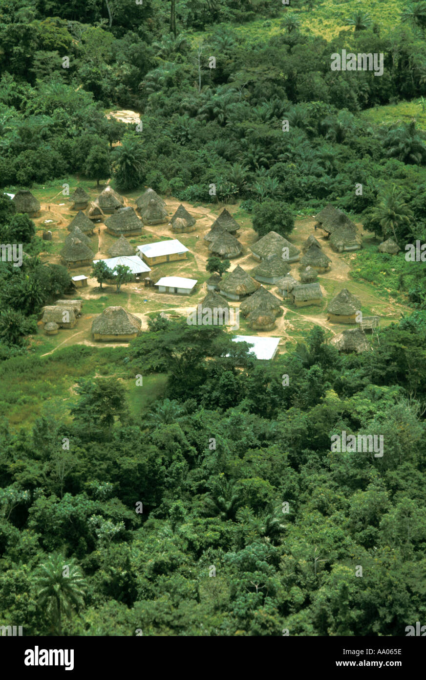 Afrika, Liberia. Die ethnische Gruppe des Dorfes Kpelle im Regenwald zeigt kontrastierende traditionelle Strohdachhütten und moderne Zinndachhäuser Stockfoto