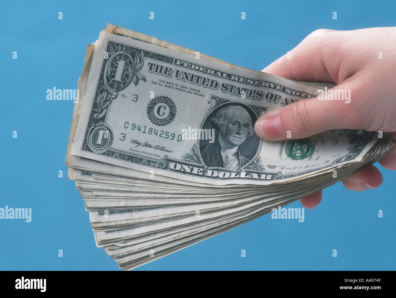 Frau s Hand hält viele 1 00 Rechnungen uns Stockfoto